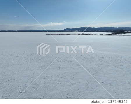 冬のサロマ湖 キムアネップ岬 雪原空撮写真 冬のサロマ湖 キムアネップ岬 雪原空撮写真 137249343