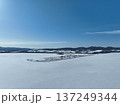 冬のサロマ湖 キムアネップ岬 雪原空撮写真 137249344