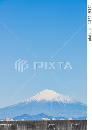 焼津市の焼津漁港周辺から見た富士山の風景(静岡県) 137249394