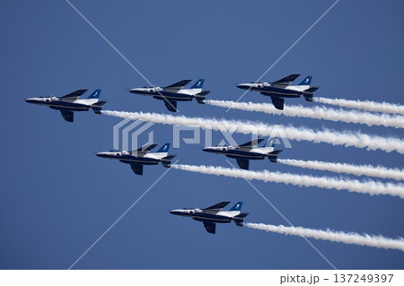 ブルーインパルスによるデルタ隊形 137249397