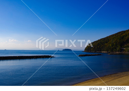 小豆島の朝の海辺の光景 137249602