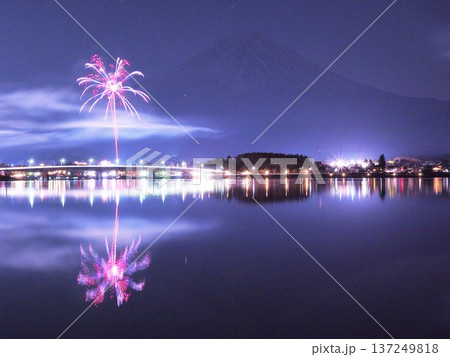 山梨県 河口湖に映える冬花火 2月 山梨県 河口湖に映える冬花火 2月 137249818