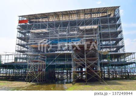 世界遺産・厳島神社大鳥居 修復工事中の干潮風景（宮島） 137249944