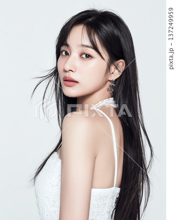 韓国人風メイクの美しい女性モデル ビューティー素材 白背景 137249959