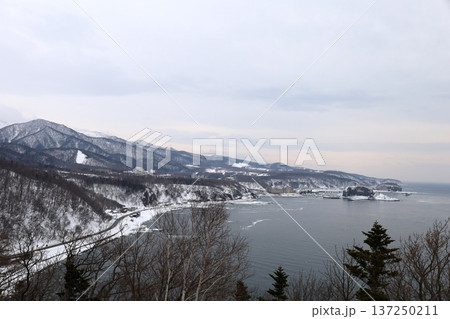 真冬の知床、北海道、プユニ岬から眺める極寒の知床・羅臼・ラウス・道東、流氷の北海道 137250211