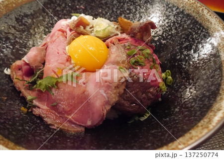 ローストビーフ丼 137250774