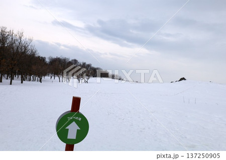 二月冬の北海道、冬景色、世界自然遺産の知床で望む冬の知床自然センターからトレッキングするフレペの滝 二月冬の北海道、冬景色、世界自然遺産の知床で望む冬の知床自然センターからトレッキングするフレペの滝 137250905
