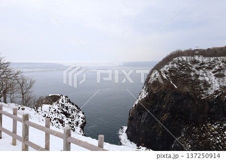 二月冬の北海道、冬景色、世界自然遺産の知床で望む冬の知床自然センターからトレッキングするフレペの滝 二月冬の北海道、冬景色、世界自然遺産の知床で望む冬の知床自然センターからトレッキングするフレペの滝 137250914