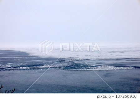 二月冬の北海道、冬景色、世界自然遺産の知床で望む冬の知床自然センターからトレッキングするフレペの滝 二月冬の北海道、冬景色、世界自然遺産の知床で望む冬の知床自然センターからトレッキングするフレペの滝 137250916