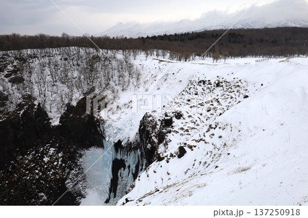 二月冬の北海道、冬景色、世界自然遺産の知床で望む冬の知床自然センターからトレッキングするフレペの滝 137250918