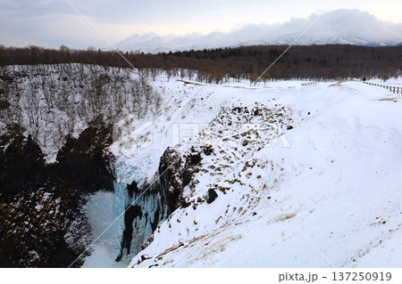二月冬の北海道、冬景色、世界自然遺産の知床で望む冬の知床自然センターからトレッキングするフレペの滝 二月冬の北海道、冬景色、世界自然遺産の知床で望む冬の知床自然センターからトレッキングするフレペの滝 137250919