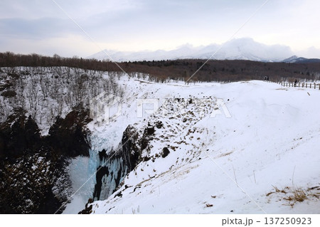 二月冬の北海道、冬景色、世界自然遺産の知床で望む冬の知床自然センターからトレッキングするフレペの滝 二月冬の北海道、冬景色、世界自然遺産の知床で望む冬の知床自然センターからトレッキングするフレペの滝 137250923