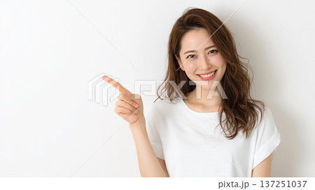 白背景で指を指して微笑む20代の日本人女性 ポートレート 白背景で指を指して微笑む20代の日本人女性 ポートレート 137251037