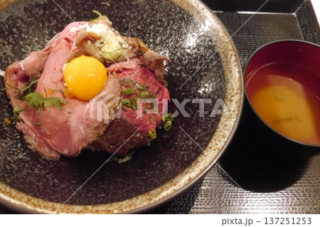 ローストビーフ丼と味噌汁 ローストビーフ丼と味噌汁 137251253