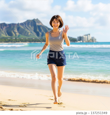 ハワイのビーチで走る夏衣装の女性 137251349