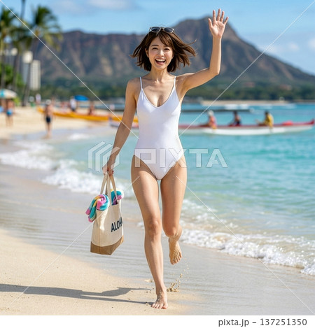 ハワイのビーチで走る水着の女性 137251350