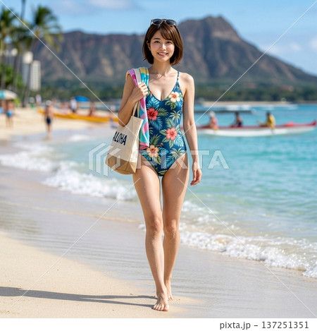 ハワイのビーチに立つ水着の女性 137251351