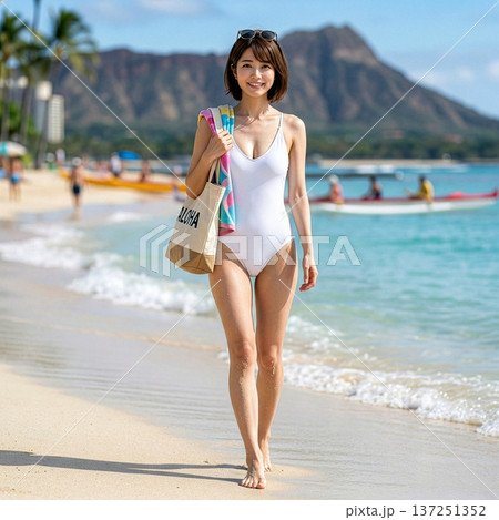 ハワイのビーチに立つ水着の女性 137251352