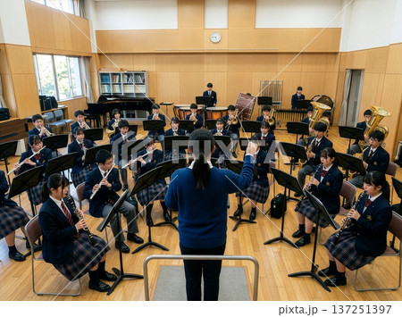 みんなで演奏する吹奏楽部の部員たち 137251397