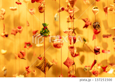 （静岡県）稲取・文化公園雛の館・雛のつるし飾り 137251500