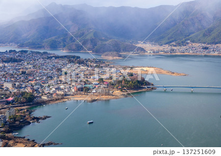 富士河口湖町の風景【河口湖天上山公園より撮影】 137251609