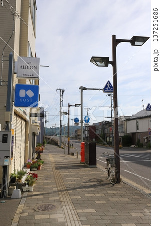 岩手　久慈　丸ポストのある風景（くまがい商店前） 137251686