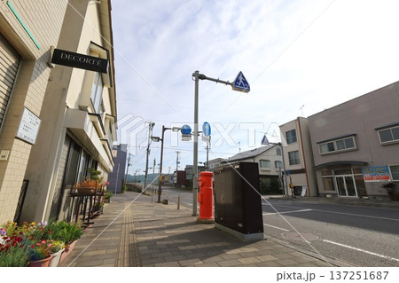岩手　久慈　丸ポストのある風景（くまがい商店前） 137251687
