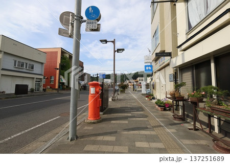 岩手　久慈　丸ポストのある風景（くまがい商店前） 137251689