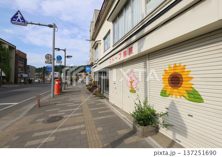 岩手　久慈　丸ポストのある風景（くまがい商店前） 137251690