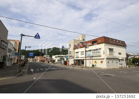 岩手　久慈　丸ポストのある風景（くまがい商店前） 137251692
