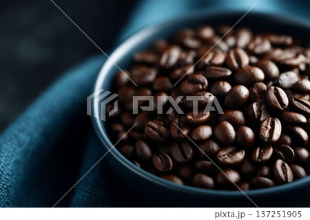 光沢が美しい焙煎されたコーヒー豆 137251905