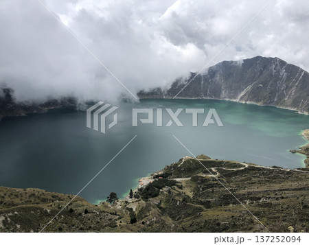 《エクアドル》キロトア湖 137252094