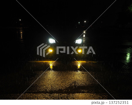 雨天時に活躍する黄色いフォグランプ 137252351