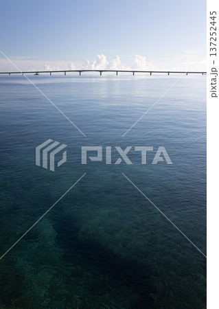 宮古島・池間大橋と穏やかな青い海の風景 137252445