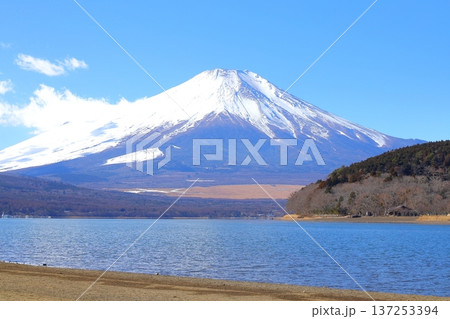 山中湖交流プラザ きららから見た富士山 山中湖交流プラザ きららから見た富士山 137253394