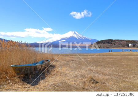 山中湖交流プラザ きららから見た富士山 山中湖交流プラザ きららから見た富士山 137253396