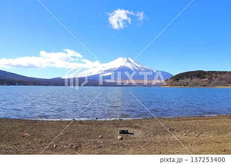 山中湖交流プラザ きららから見た富士山 山中湖交流プラザ きららから見た富士山 137253400