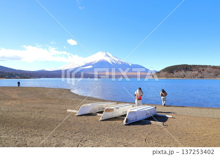 山中湖交流プラザ きららから見た富士山 山中湖交流プラザ きららから見た富士山 137253402