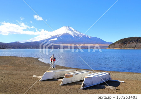 山中湖交流プラザ きららから見た富士山 137253403