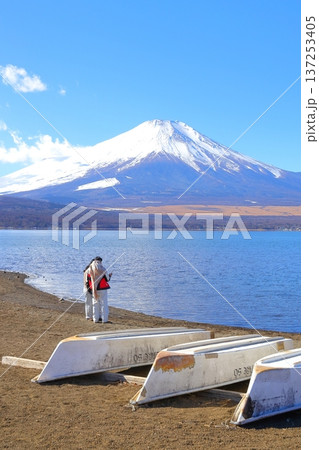 山中湖交流プラザ きららから見た富士山 山中湖交流プラザ きららから見た富士山 137253405