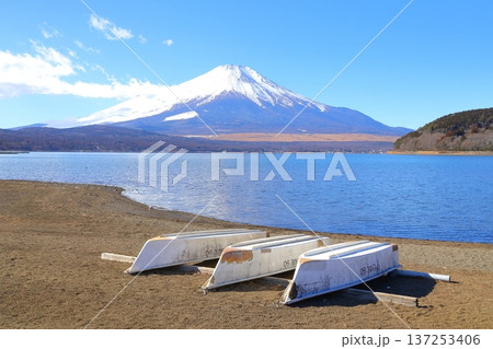 山中湖交流プラザ きららから見た富士山 山中湖交流プラザ きららから見た富士山 137253406