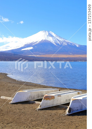 山中湖交流プラザ きららから見た富士山 山中湖交流プラザ きららから見た富士山 137253409