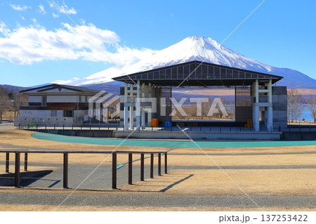 山中湖交流プラザ きららから見た富士山 137253422