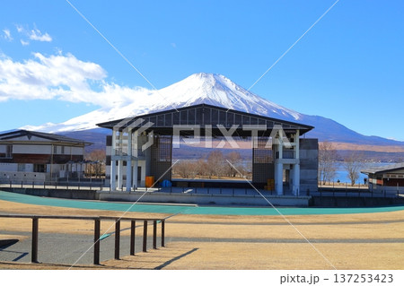山中湖交流プラザ きららから見た富士山 山中湖交流プラザ きららから見た富士山 137253423