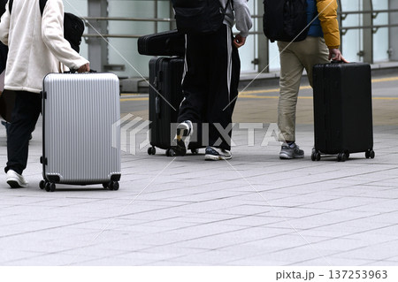 日本の横浜都市景観スーツケース… 新横浜駅前のペデストリアンデッキを移動する男性グループ 日本の横浜都市景観スーツケース… 新横浜駅前のペデストリアンデッキを移動する男性グループ 137253963