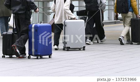日本の横浜都市景観スーツケース… 新横浜駅前のペデストリアンデッキを移動する男性グループ 137253966