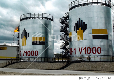 Oil refinery Construction of an oil industrial facility Oil refinery Construction of an oil industrial facility 137254048
