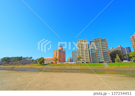 愛知県岡崎市、乙川周辺の風景 137254451