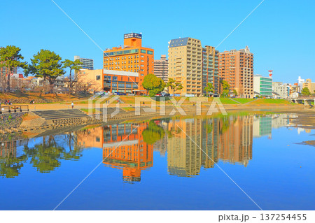 愛知県岡崎市、乙川周辺の風景 愛知県岡崎市、乙川周辺の風景 137254455