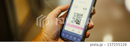 スマホで搭乗券表示 ■撮影協力:関西国際空港(KIX) スマホで搭乗券表示 ■撮影協力:関西国際空港(KIX) 137255126